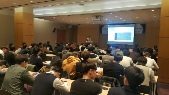 7일 서울 삼성동 코엑스에서 열린 '2017년도 1학기 ICT 학점연계 프로젝트 인턴십'에서 정수영 정보산업연합회 수석(단상)이 ICT학점연계 프로젝트 인턴십에 참여한 학생을 대상으로 오리엔테이션을 하고 있다.